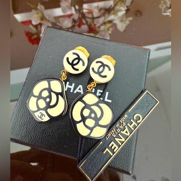 LOT 1764 24K gold plated plastic CHANEL vintage dangle clip on earrings camelia - Picture 1 of 8